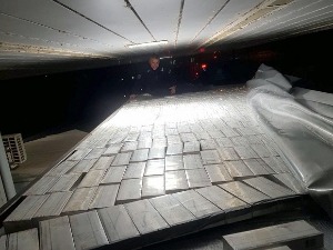 Дупли кров камионске приколице пун цигарета