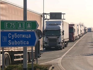 Велики притисак путника и камиона на Келебију и Богојево