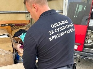 "Бутик" фирмираних ствари у комби приколици