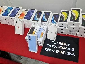 Мобилни телефони и електронске цигарете у крову комбија  