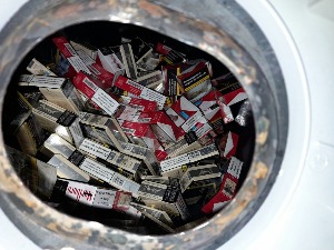 Чак и бојлер напуњен паклицама цигарета