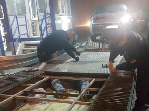 Девет миграната у дуплом дну ауто-приколице