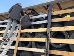 Илегалци и даље упорно покушавају преко границе