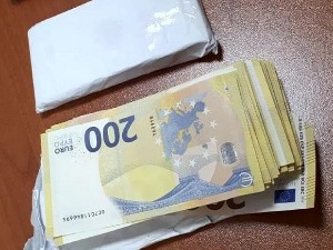 У јакни на задњем седишту 82.000 непријављених евра