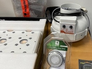 Заплењена мини лабораторија за узгој марихуане