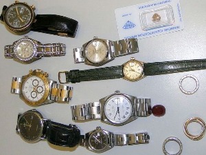 Сакрио сатове и прстење у чизму