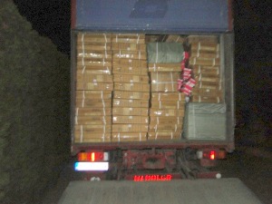 Откривен камион пун женске гардеробе