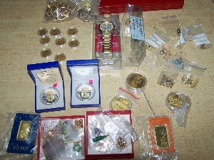 Златo и луксузан сат скривени иза седишта