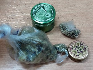 Дрога у спакованим ципелама, кутији цигарета и доњем вешу