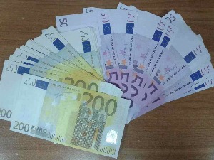 Обмотали преко 120.000 евра око појасева