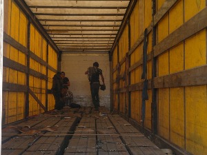 Пет илегалних емиграната откривено у царинској испостави Краљево
