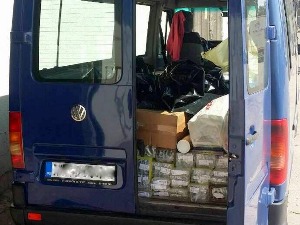 Возила пуна кријумчарених делова