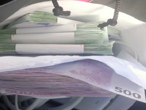 Необичан поклон: 60.000 евра у украсној кеси