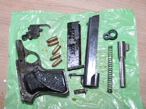 Пиштољ сакривен у печеном пилету, кајмаку и паприкама
