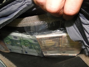 50.000 евра код студента у торбици