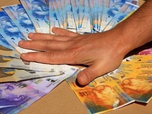 Покушали да изнесу из Србије готово 30.000 швајцарских франака