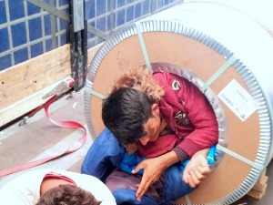 Мигранти покушали преко границе увучени у лимене цеви