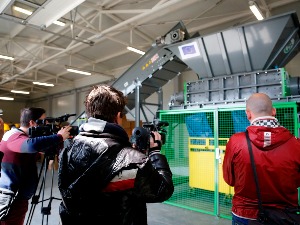 Представљен рад машине за уништавање фалсификоване робе