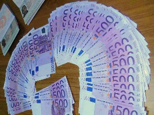 Крили новац у џеповима и доњем вешу