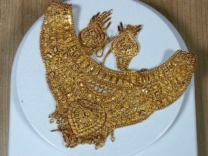 Откривен златни  накит  у кутији