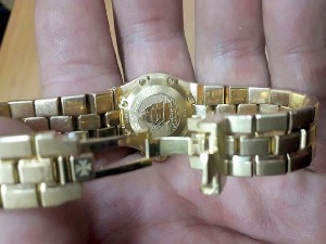 Антиквар кријумчарио скупоцене сатове и накит