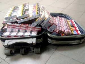 Кофери пуни кријумчарених цигарета