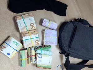 Чарапе пуне непријављених девиза
