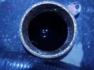 Танкови неоцарињеног реморкера пуни непријављене нафте