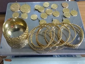 У појасу око струка скоро пола килограма злата